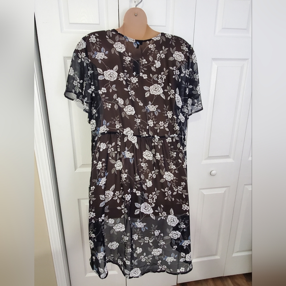 Torrid Semi-Sheer Floral Hi-Lo Tunic - Picture 7 of 13